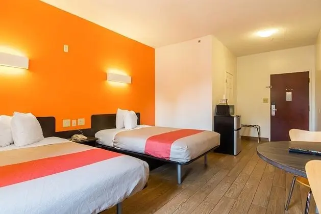 Deluxe Oda, 2 Çift Kişilik Yatak, Sigara İçilebilir, Buzdolabı ve Mikrodalga