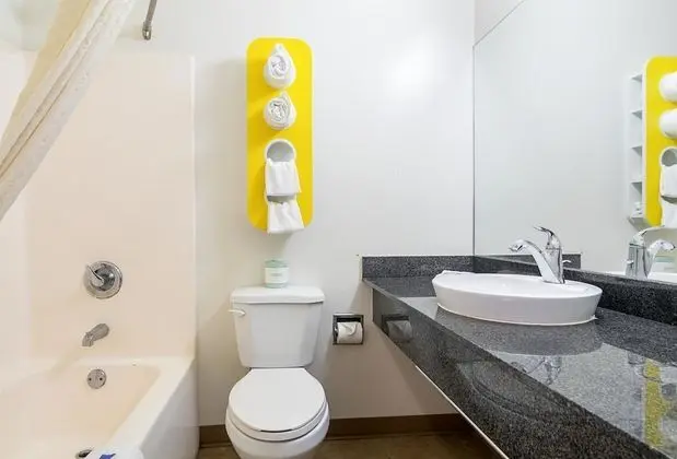 Deluxe Oda, 2 Çift Kişilik Yatak, Sigara İçilebilir, Buzdolabı ve Mikrodalga
