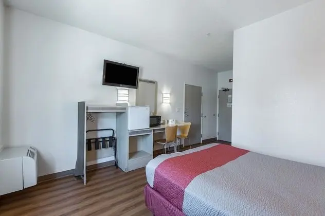 Deluxe Oda, 1 Büyük (Queen) Boy Yatak, Sigara İçilmez, Buzdolabı ve Mikrodalga