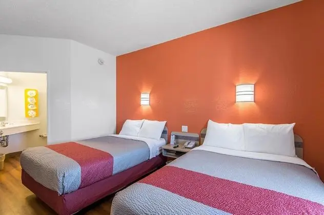 Deluxe Oda, 2 Çift Kişilik Yatak, Sigara İçilebilir, Buzdolabı ve Mikrodalga