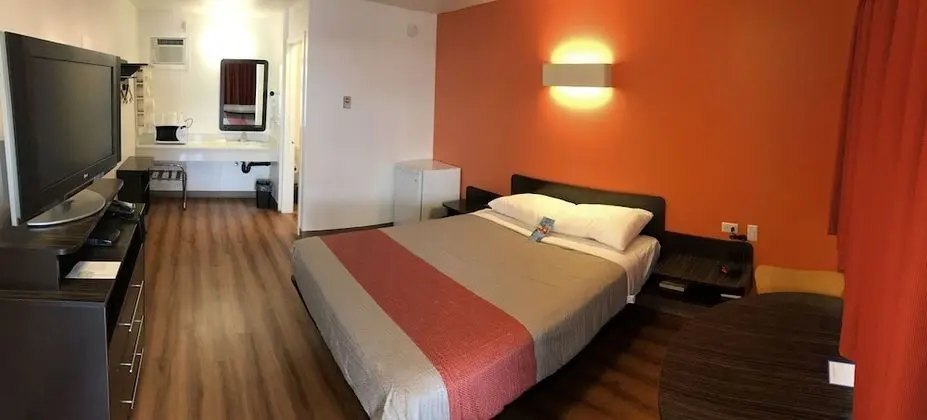 Deluxe Oda, 1 Büyük (Queen) Boy Yatak, Sigara İçilmez, Buzdolabı ve Mikrodalga
