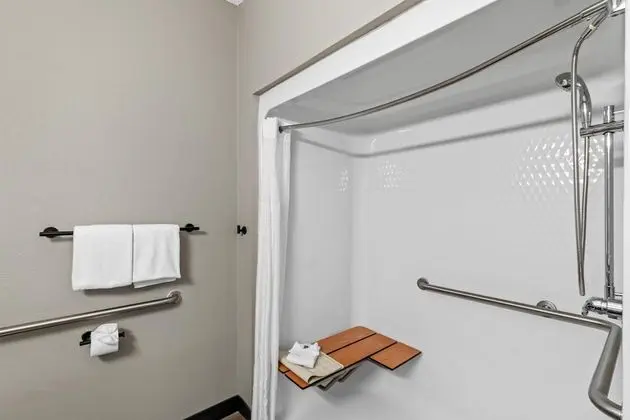 Engellilere uygun banyo