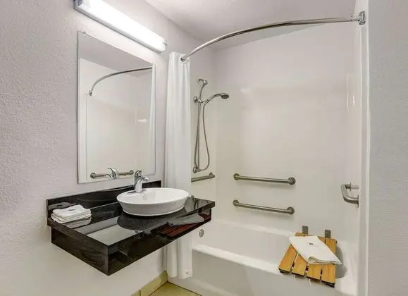 Engellilere uygun banyo