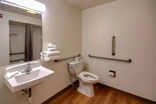 Engellilere uygun banyo