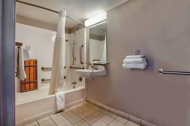 Engellilere uygun banyo