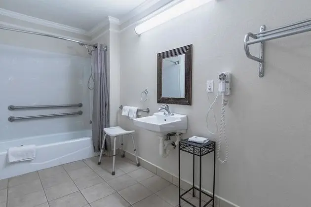 Engellilere uygun banyo