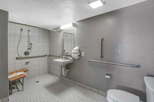 Engellilere uygun banyo
