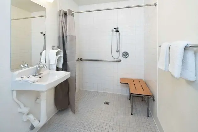 Engellilere uygun banyo
