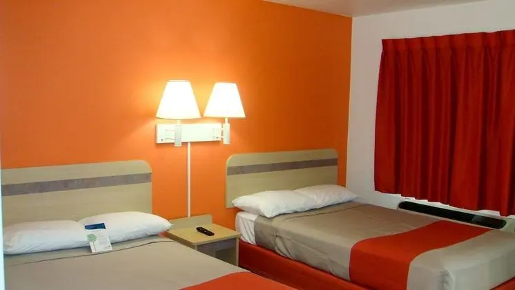 Deluxe Oda, 2 Çift Kişilik Yatak, Sigara İçilebilir, Buzdolabı ve Mikrodalga
