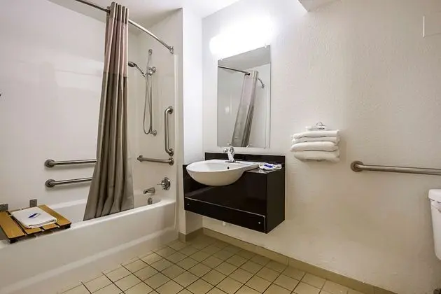 Engellilere uygun banyo
