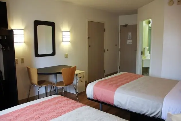 Deluxe Oda, 2 Çift Kişilik Yatak, Sigara İçilmez, Buzdolabı ve Mikrodalga