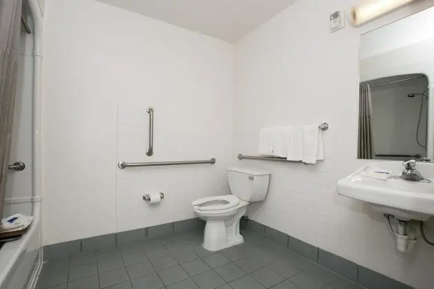 Engellilere uygun banyo