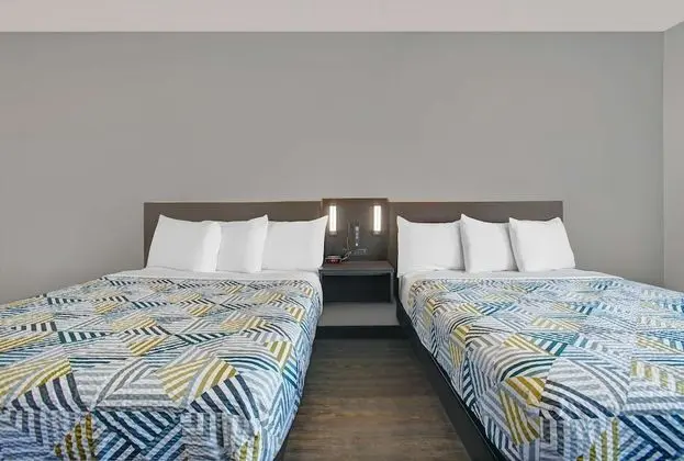 Deluxe Oda, 2 Büyük (Queen) Boy Yatak, Engellilere Uygun, Sigara İçilmez