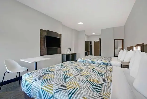 Deluxe Oda, 2 Büyük (Queen) Boy Yatak, Engellilere Uygun, Sigara İçilmez