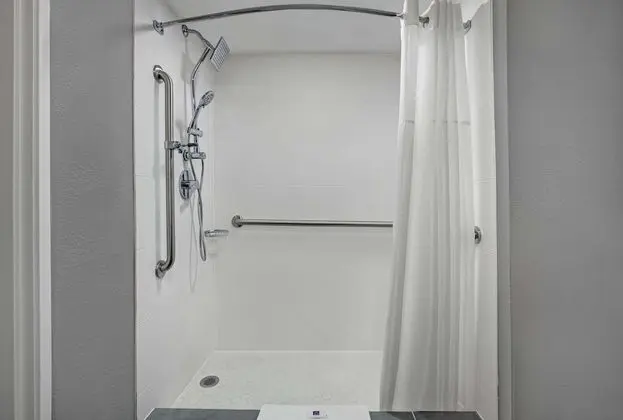 Deluxe Oda, 2 Büyük (Queen) Boy Yatak, Engellilere Uygun, Sigara İçilmez