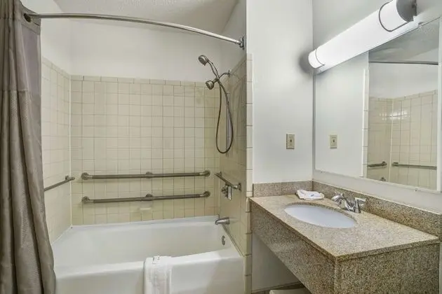 Engellilere uygun banyo
