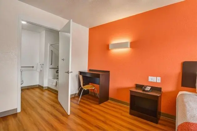 Deluxe Oda, 1 Büyük (Queen) Boy Yatak, Engellilere Uygun, Sigara İçilmez