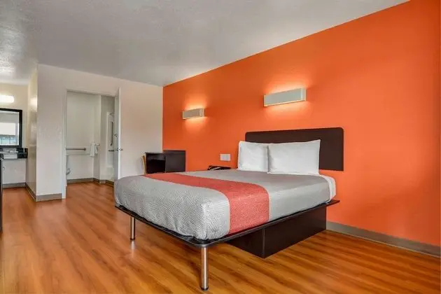 Deluxe Oda, 1 Büyük (Queen) Boy Yatak, Engellilere Uygun, Sigara İçilmez