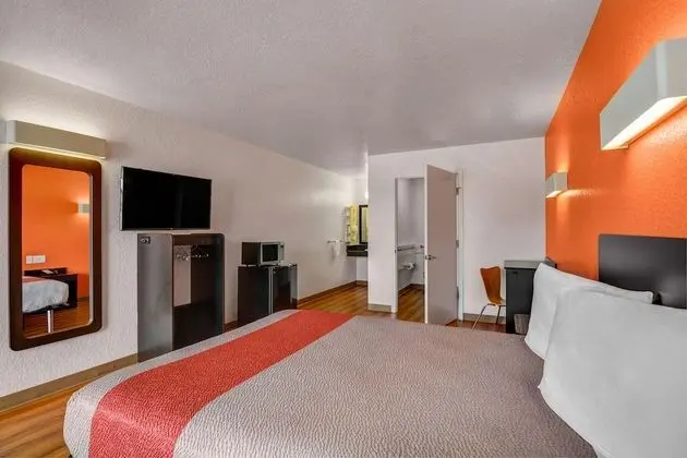 Deluxe Oda, 1 Büyük (Queen) Boy Yatak, Engellilere Uygun, Sigara İçilmez