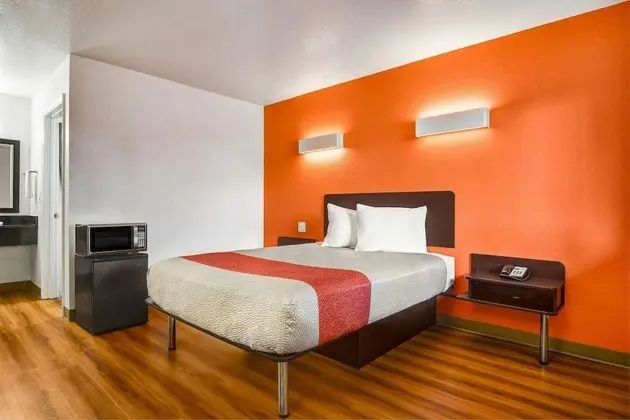 Deluxe Oda, 1 Büyük (Queen) Boy Yatak, Sigara İçilmez, Buzdolabı ve Mikrodalga