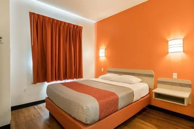 Standard Oda, 1 Büyük (Queen) Boy Yatak, Engellilere Uygun, Sigara İçilmez