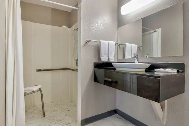 Engellilere uygun banyo