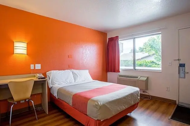 Deluxe Oda, 1 Büyük (Queen) Boy Yatak, Sigara İçilmez, Buzdolabı ve Mikrodalga