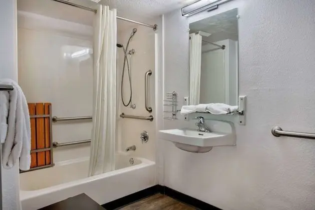 Engellilere uygun banyo