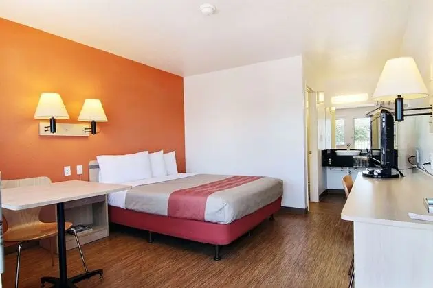 Standard Oda, 1 Büyük (Queen) Boy Yatak, Sigara İçilmez, Buzdolabı ve Mikrodalga (Accessible)