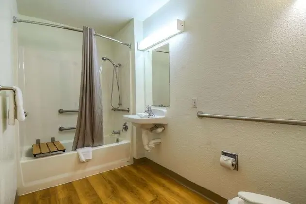 Engellilere uygun banyo
