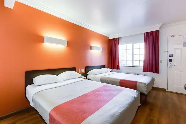Deluxe Oda, 2 Çift Kişilik Yatak, Sigara İçilmez, Buzdolabı ve Mikrodalga