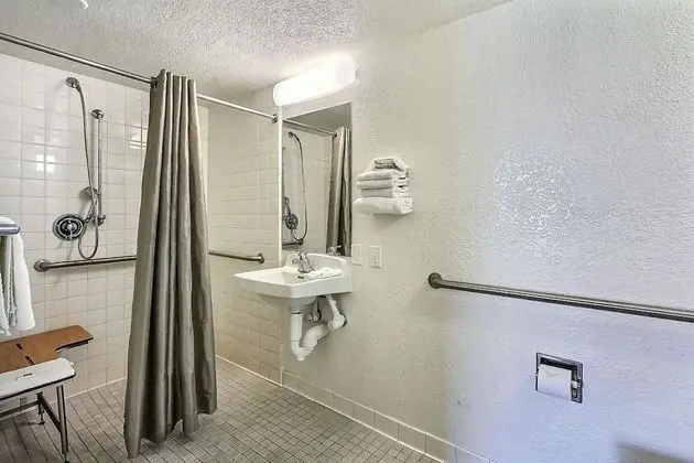 Engellilere uygun banyo