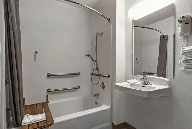 Engellilere uygun banyo