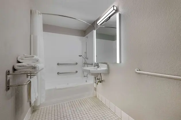 Engellilere uygun banyo