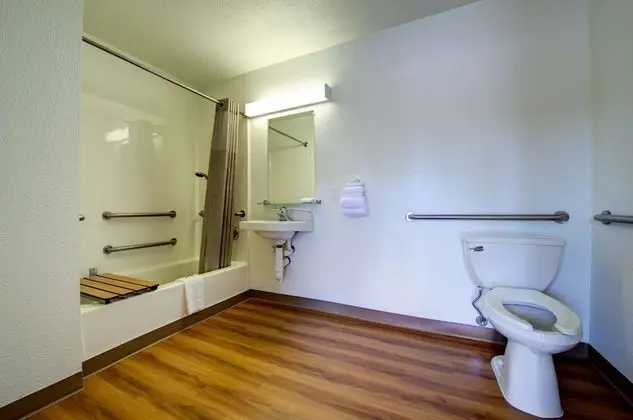 Engellilere uygun banyo