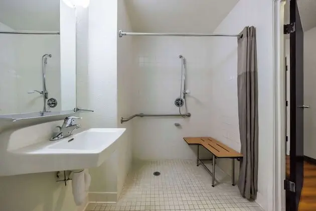 Engellilere uygun banyo