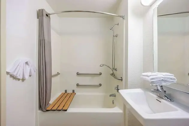 Engellilere uygun banyo