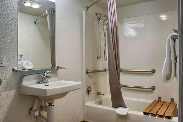 Engellilere uygun banyo