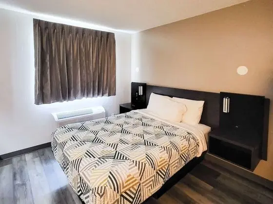 Deluxe Oda, 1 Büyük (Queen) Boy Yatak, Engellilere Uygun, Sigara İçilmez