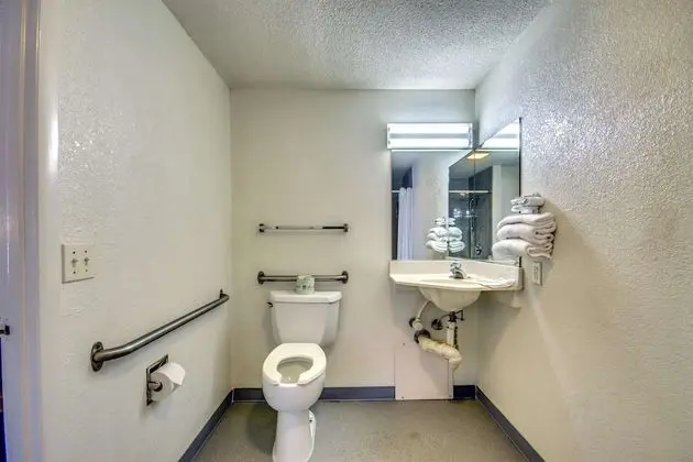 Engellilere uygun banyo