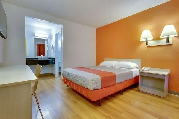 Premium Oda, 1 Büyük (Queen) Boy Yatak, Sigara İçilmez, Buzdolabı ve Mikrodalga