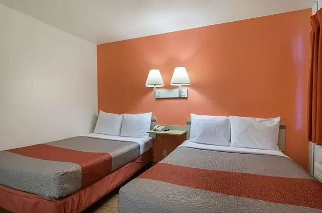 Deluxe Oda, 2 Çift Kişilik Yatak, Sigara İçilebilir, Buzdolabı ve Mikrodalga