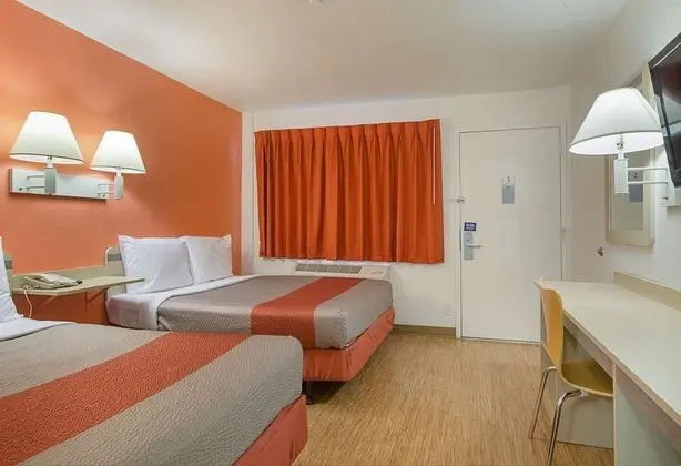 Deluxe Oda, 2 Çift Kişilik Yatak, Sigara İçilebilir, Buzdolabı ve Mikrodalga