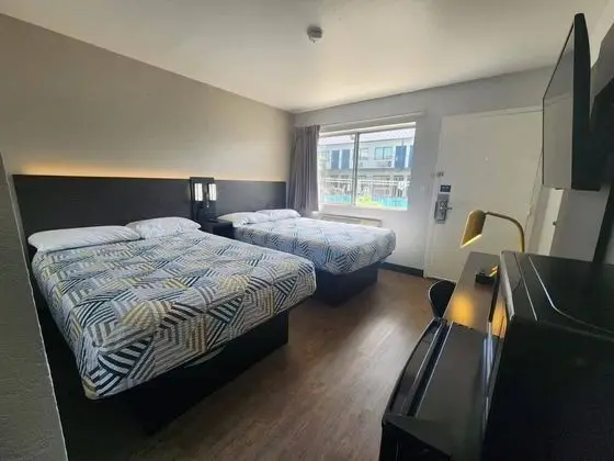 Premium Oda, 2 Çift Kişilik Yatak, Sigara İçilmez, Buzdolabı ve Mikrodalga