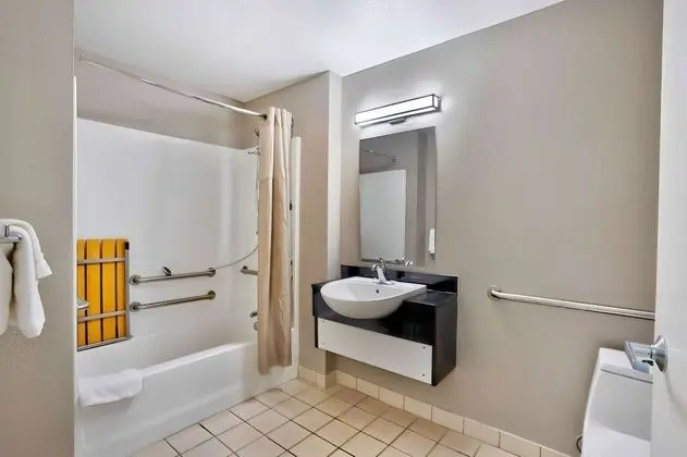 Engellilere uygun banyo