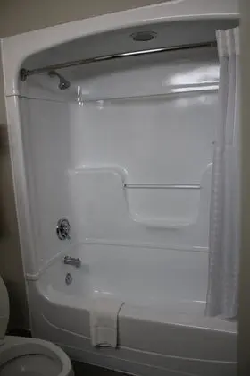 Oda, 2 Büyük (Queen) Boy Yatak, Engellilere Uygun, Sigara İçilmez (Mobility/Hearing, Roll-In Shower)