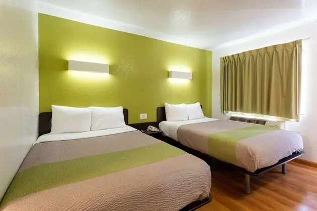 Deluxe Oda, 2 Çift Kişilik Yatak, Sigara İçilebilir, Buzdolabı ve Mikrodalga