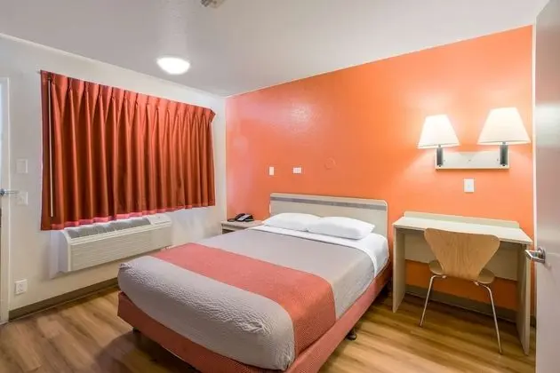 Standard Oda, 1 Büyük (Queen) Boy Yatak, Engellilere Uygun, Sigara İçilmez