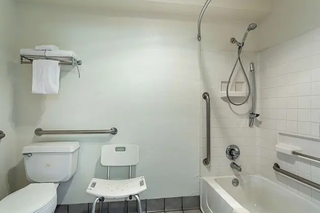 Engellilere uygun banyo