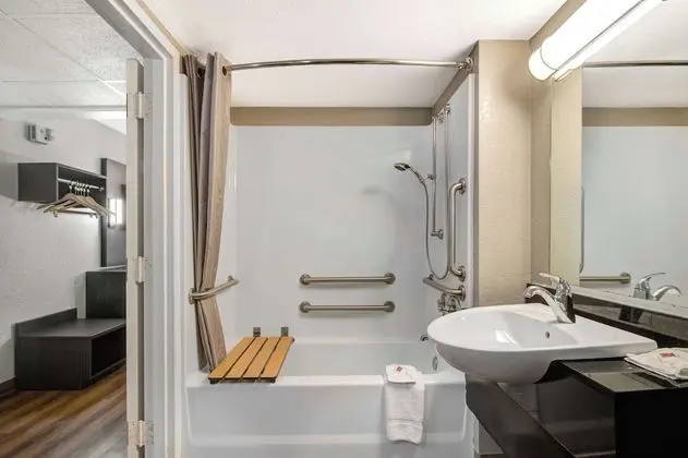 Engellilere uygun banyo